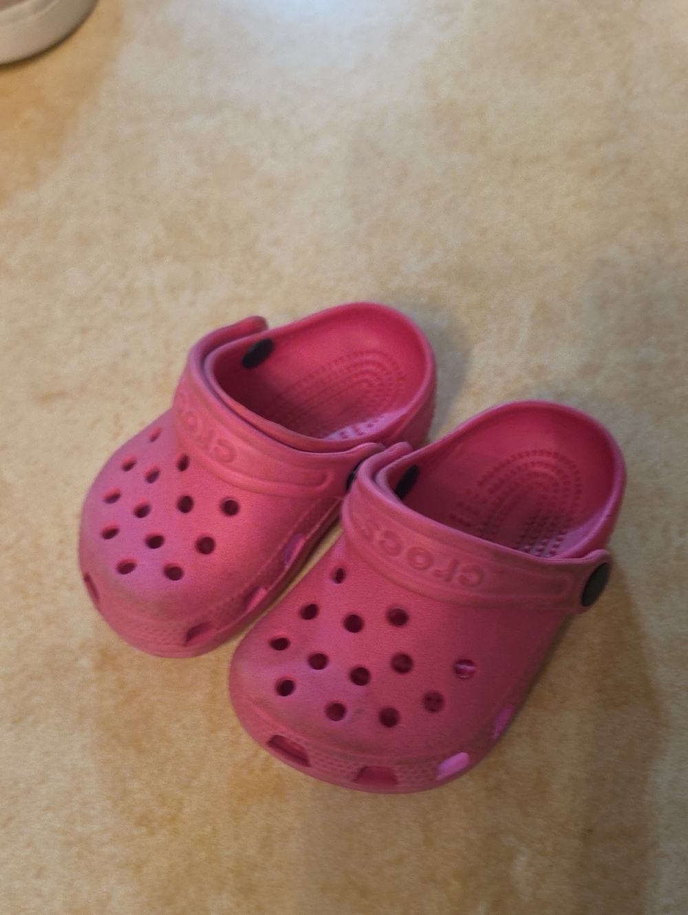 🚨 CROCS Kids Bright Pink Classic Clog with Heel Strap